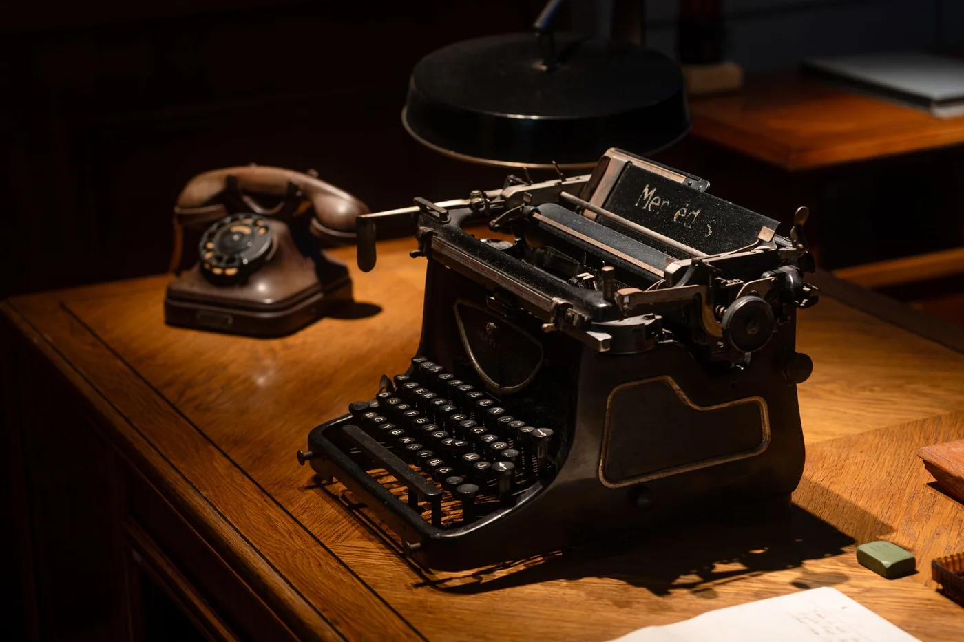 Schreibmaschine und Telefon auf einem Schreibtisch, wie sie zur Gründungszeit üblich waren