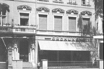 Das Geschäftshaus mit dem Schriftzug ORDNUNG über dem Laden, aufgenommen 1931