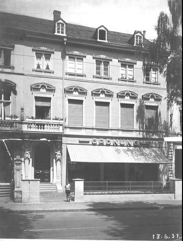 Das Geschäftshaus in der Theodor-Heuss-Allee mit dem Schriftzug ORDNUNG über dem Laden, aufgenommen im Juni 1931